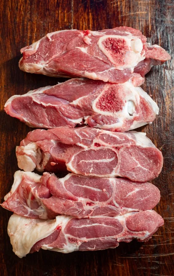 Bistecas de paleta de cordeiro